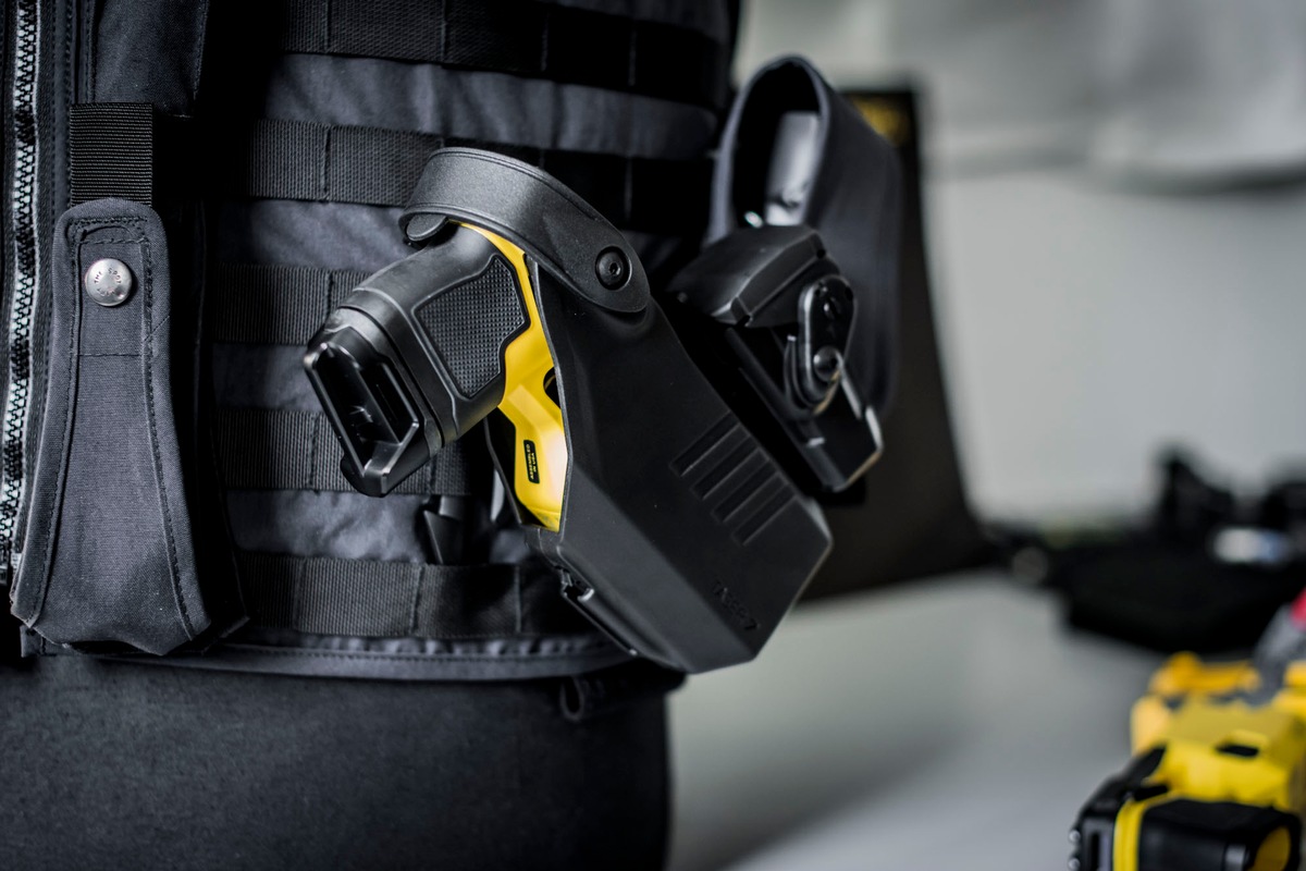 Ein Taser steckt im Holster.