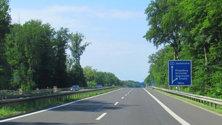 Autobahn mit Bäumen und Schild zur Abfahrt Joachimsthal
