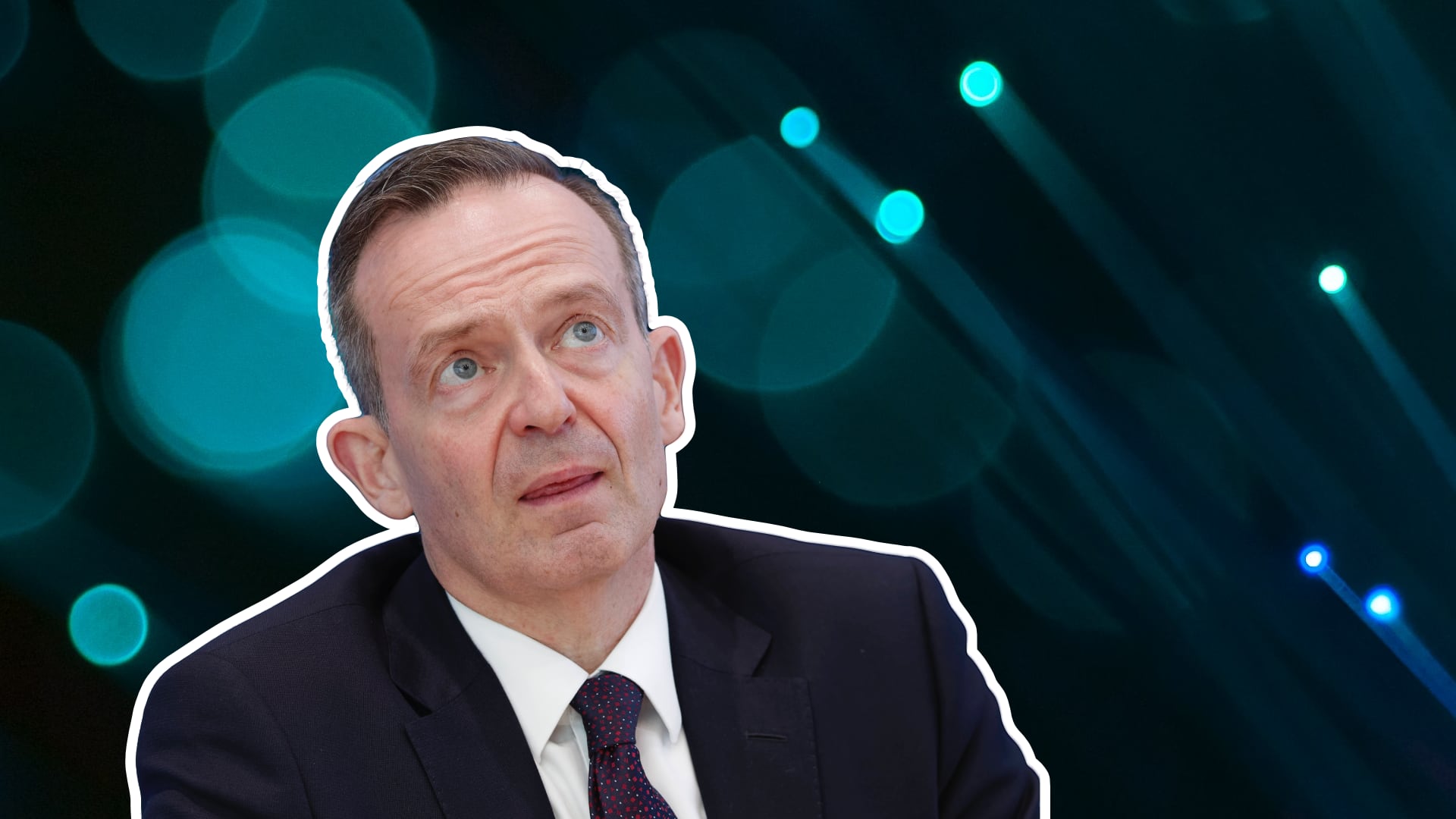 Digitalminister Volker Wissing (FDP), hinter ihm sind stilisierte Glasfaserkabel zu sehen.