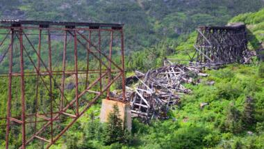 Eingestürzte Brücke in Hügellandschaft