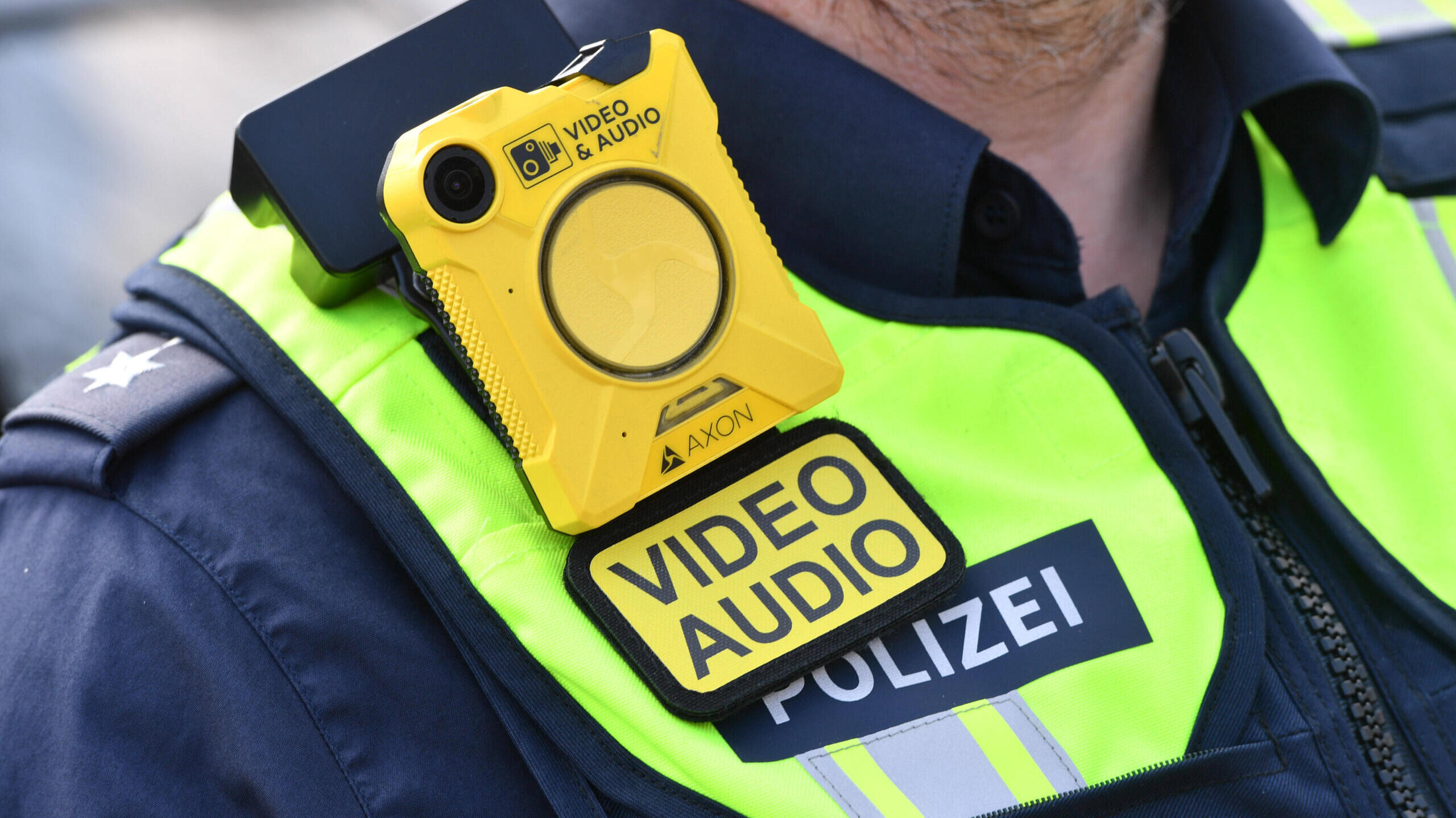 Bodycam auf der Schulter eines Polizisten