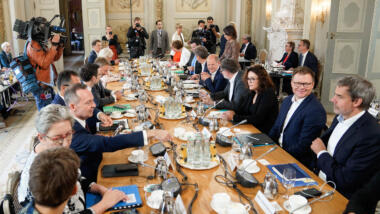 Tisch mit Kabinettsmitgliedern