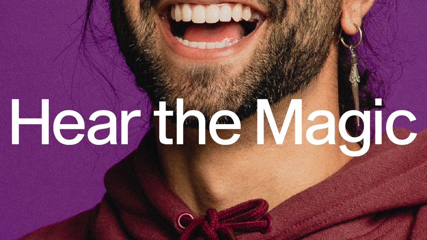 Screenshot der Website von Sanas, der den offenen lachenden Mund eines Mannes und die Worte "Hear the Magic" zeigt