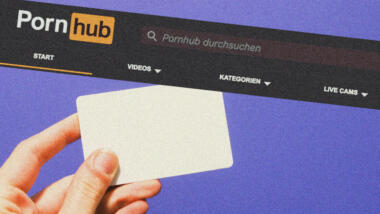 oben banner von pornhub, darunter hält eine hand eine weiße leere kreditkarte