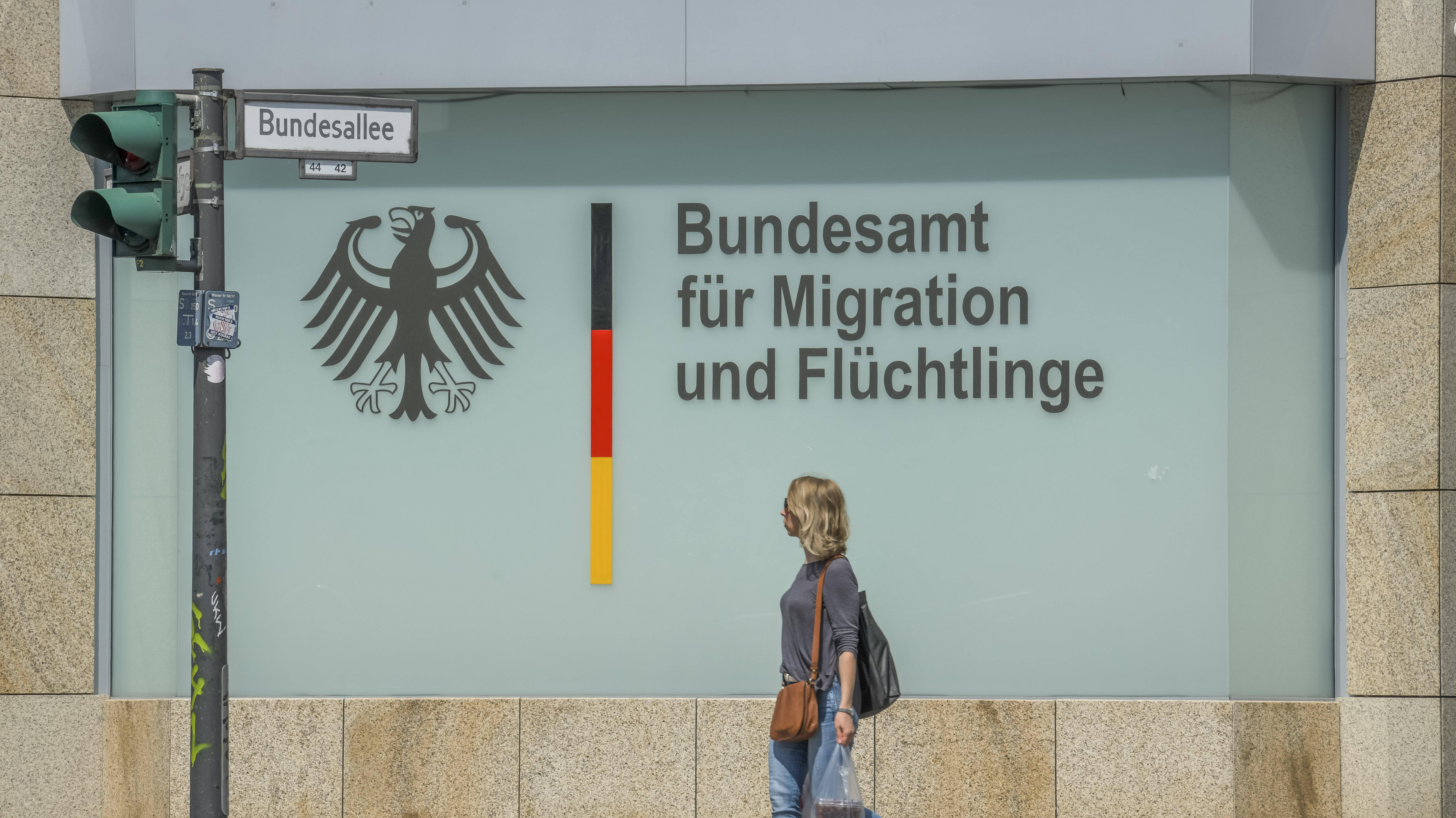 BAMF-Logo in der Bundesallee in Berlin