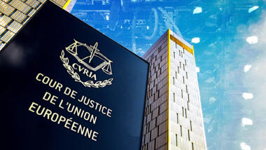 Im Vordergrund die Tafel des Europäischen Gerichtshofs, im Hintergrund als Himmel ein Bild von Servern