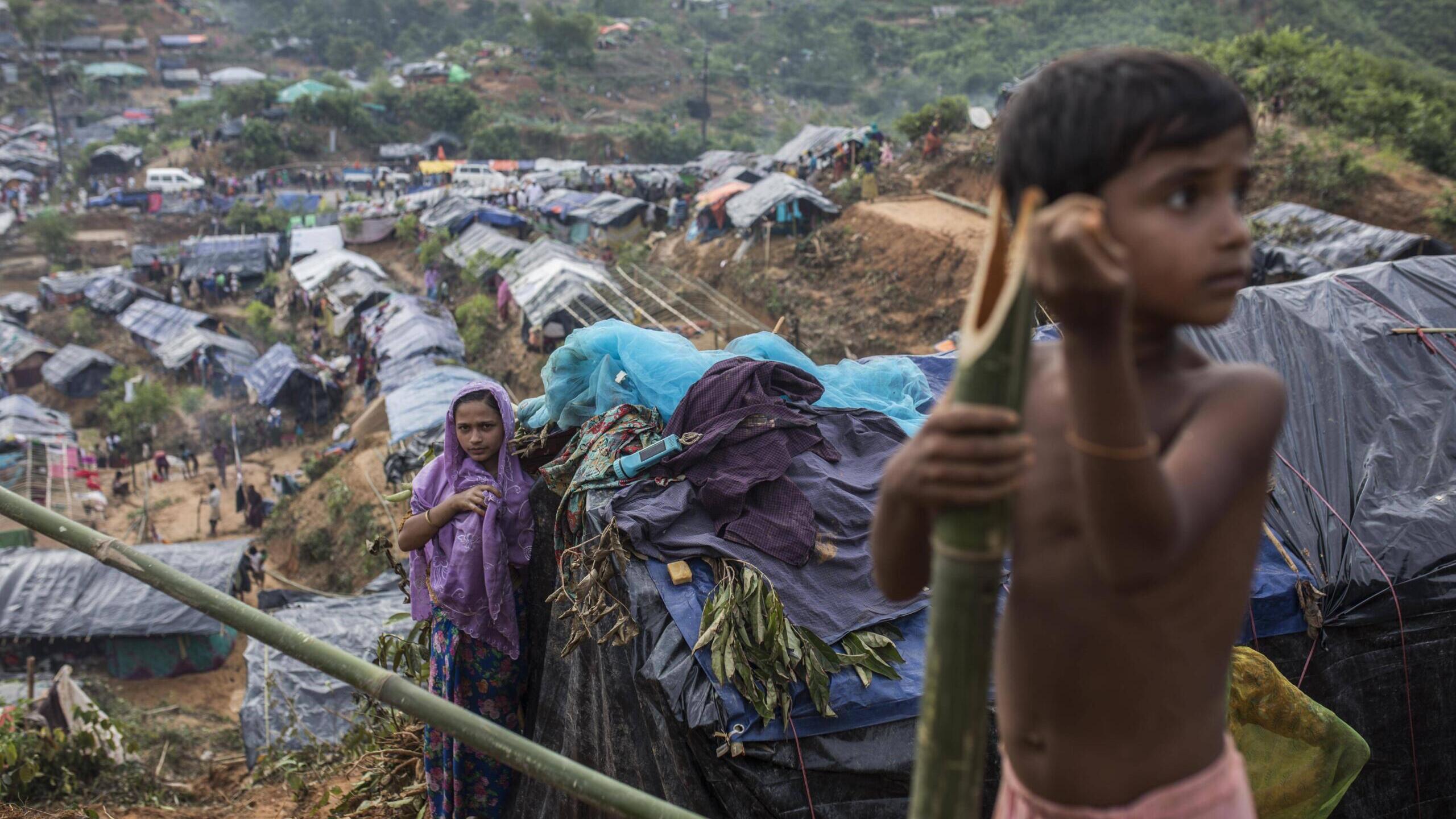 Kinder stehen vor einen Flüchtlingslager