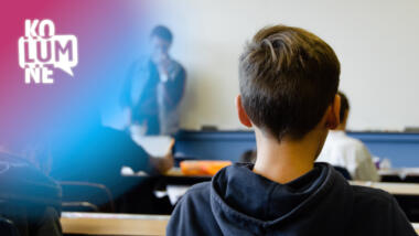 Ein Klassenzimmer, die Schüler sind von hinten zu sehen