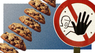 Eine Reihe leckerer Cookies und ein großes, rotes Warnschild mit einem Menschen darauf, der die Hand noch vor streckt
