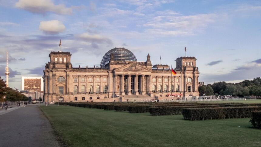 Der Bundestag vor blauem Himmel