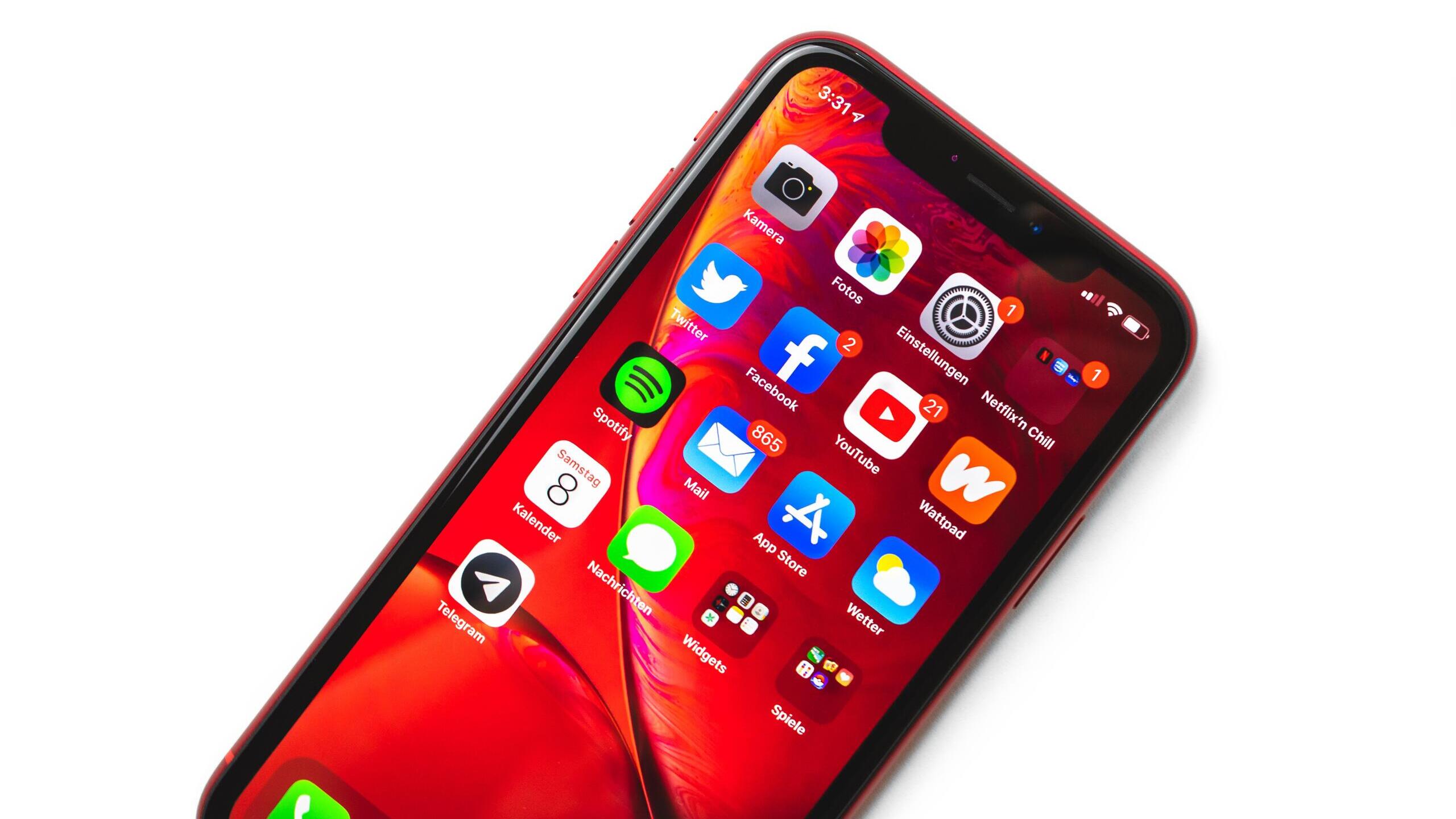 Eingeschaltetes iPhone mit verschieden Apps