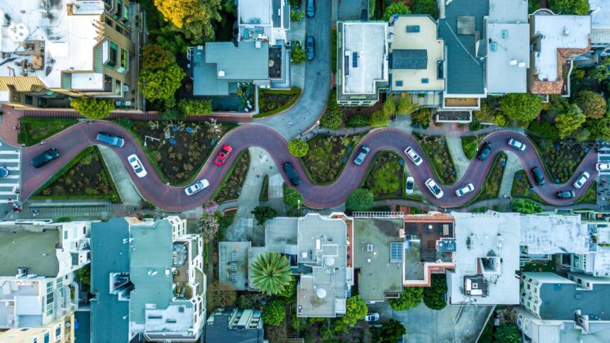 Eine mäandernde Straße in San Francisco von oben fotografiert