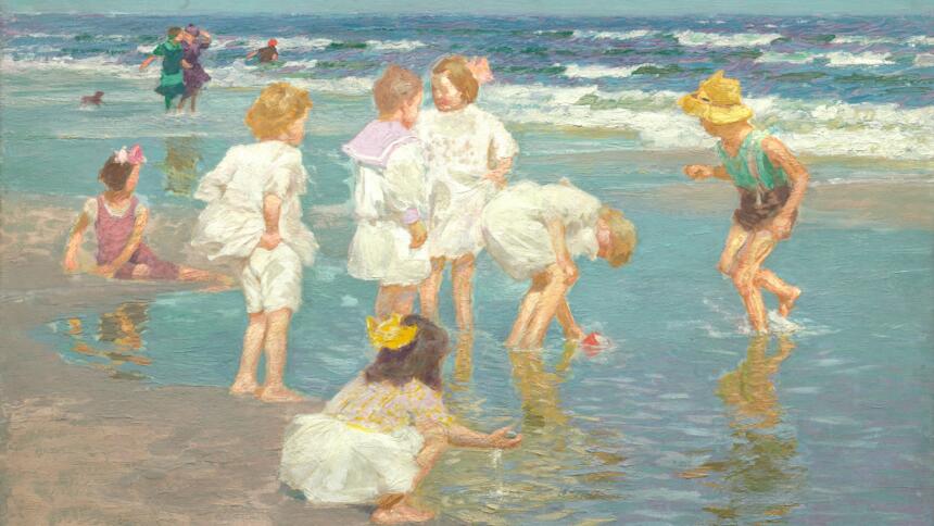 Kinder beim Spielen am Strand
