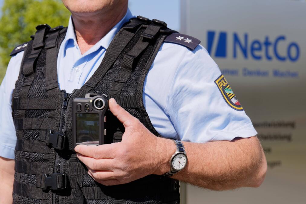 Oberkörper eines Polizisten, er trägt eine Bodycam auf seiner Schutzweste