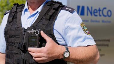 Oberkörper eines Polizisten, er trägt eine Bodycam auf seiner Schutzweste
