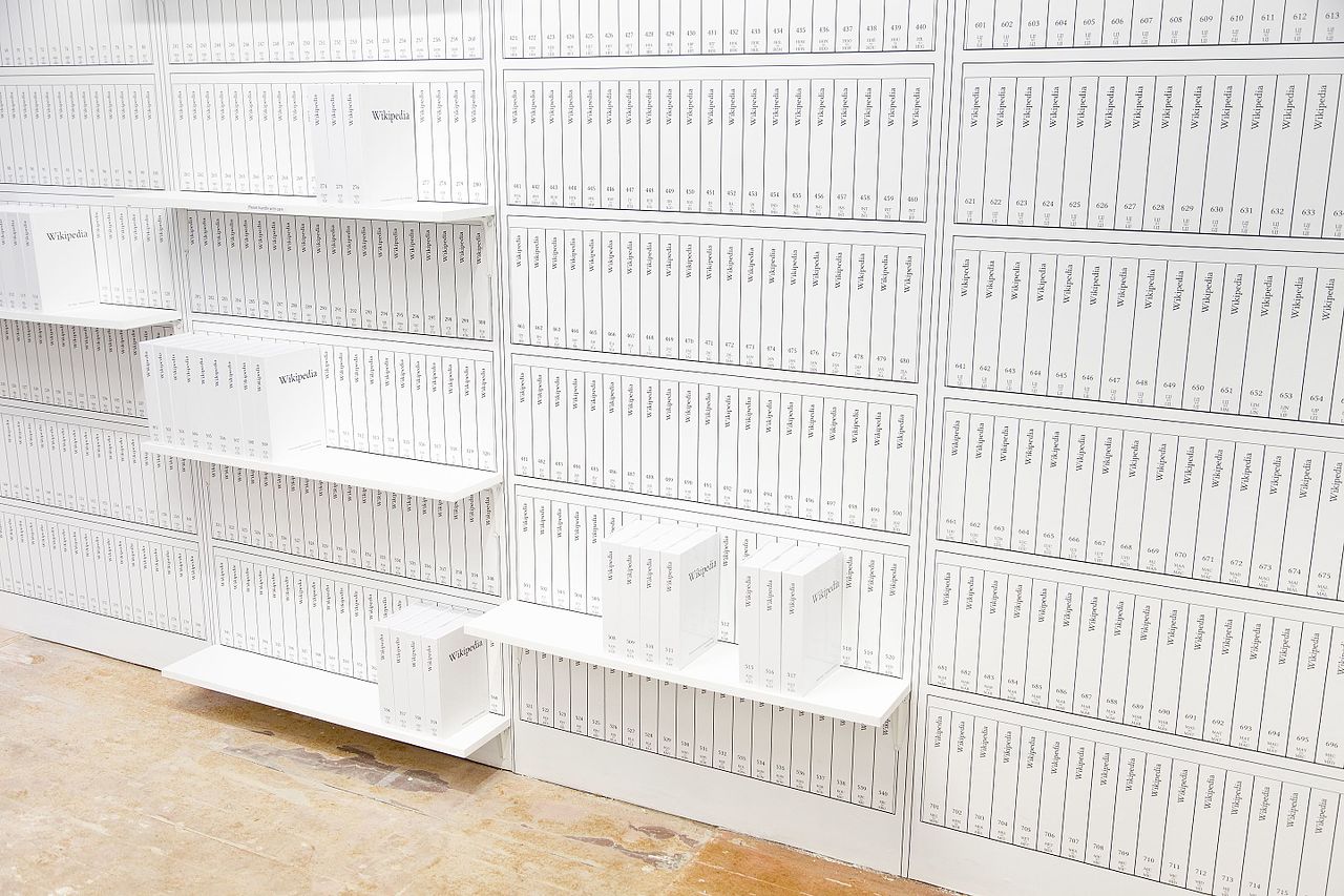 Kunstprojekt einer ausgedruckten Wikipedia