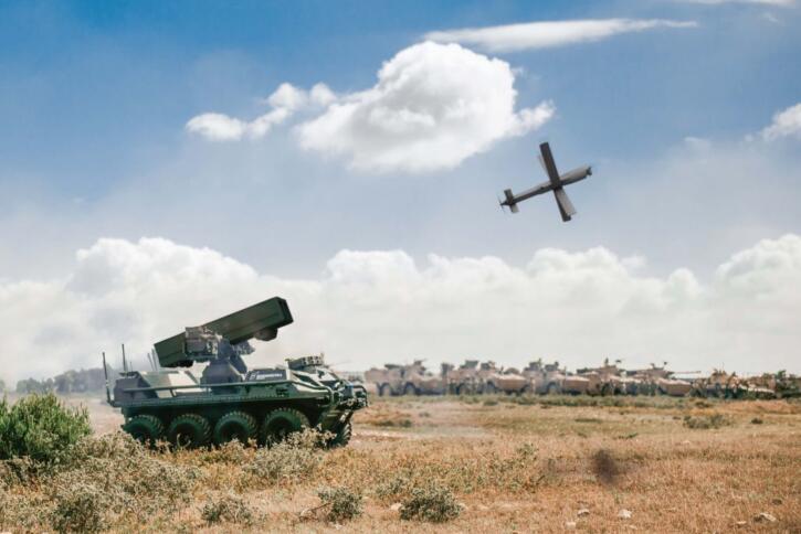 Ein Panzer verschießt eine Drohne, die daraufhin ihre Flügel entfaltet hat.