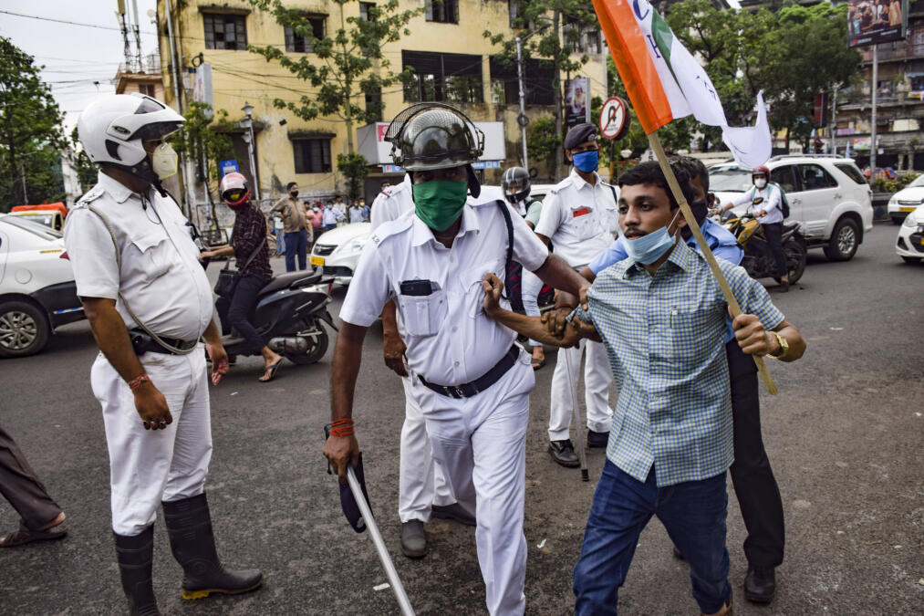 Aktivist wird von der Polizei abgeführt.