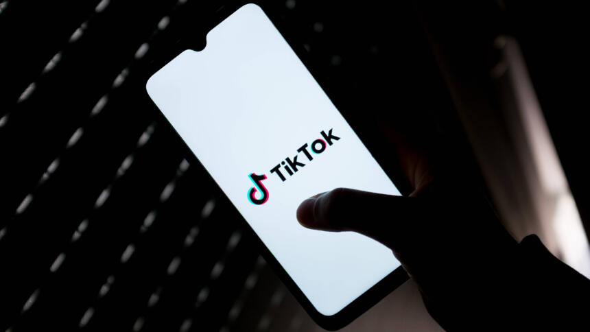 Handybildschim mit TikTok Logo