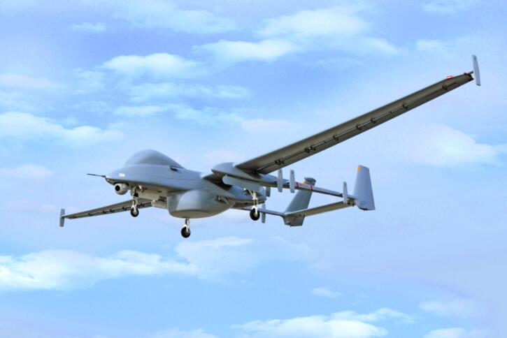 Eine Drohne vor blauem Himmel in der Luft.