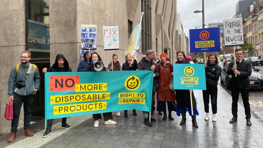 Eine kleine Demonstration für ein Recht auf Reparatur, im Vordergrund ist ein Banner mit der Aufschrift: "No more disposible products"