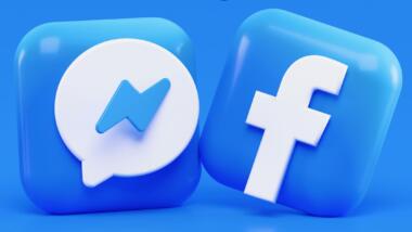 Zwei blaue Würfel mit Logos, auf dem einen ein weißes "f" für Facebook und auf dem andere ein blauer Blitz auf weißen Grund für den Messenger