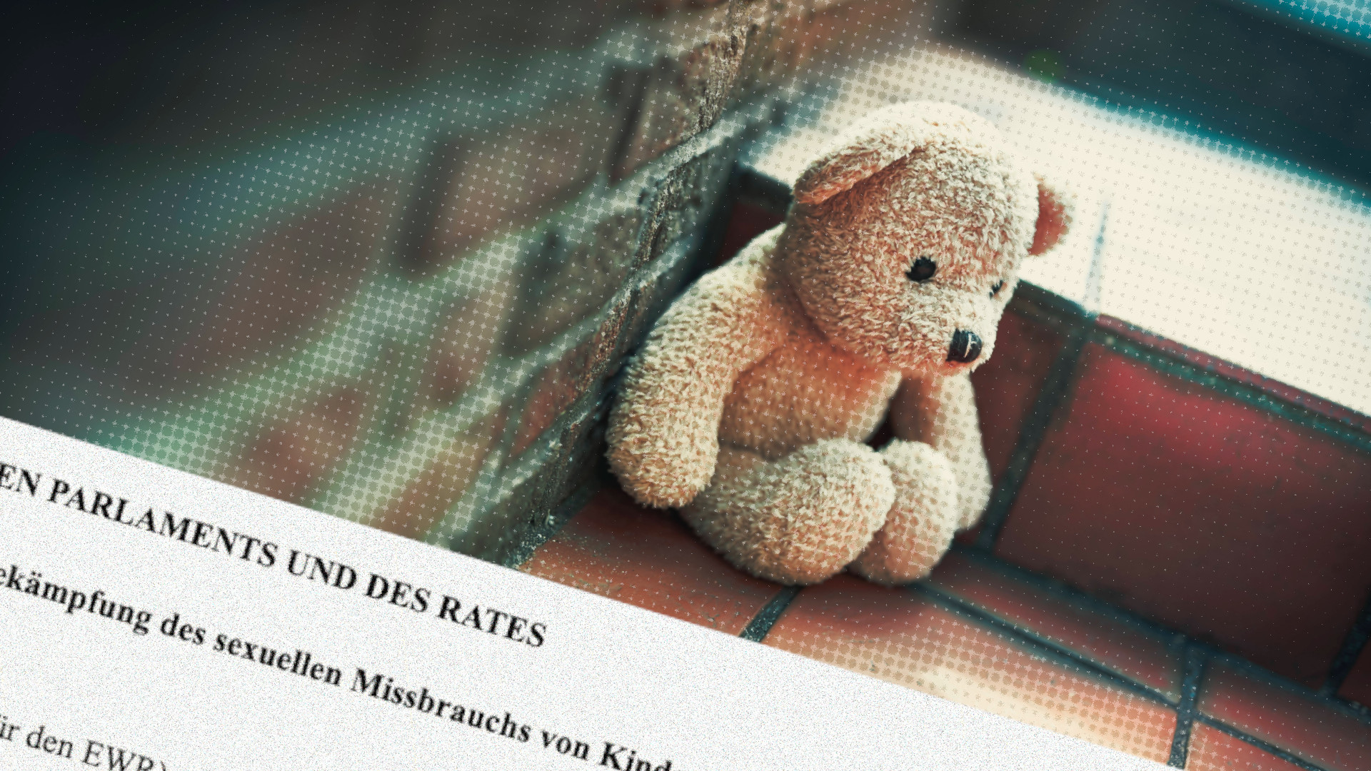 Der einsame Teddy sitzt vor der Treppe