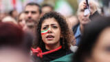 Eine Frau protestiert für die Demokratisierung des Iran bei einer Demonstration in Köln am 5. November 2022.
