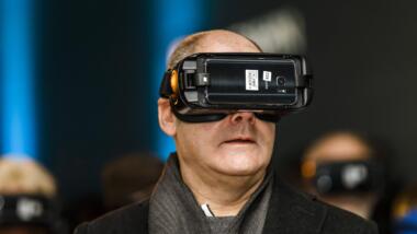 Olaf Scholz mit VR-Brille