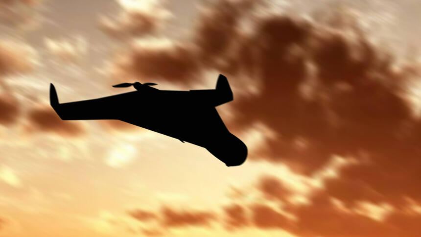 Silhouette eines unbemannten iranischen Militärflugzeugs bei Sonnenuntergang.