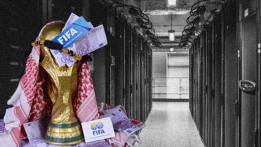Links sieht man einen WM-Pokal mit Geldscheinen und einem Schild mit der Aufschrift FIFA. Im Hintergrund sieht man einen Serverraum.