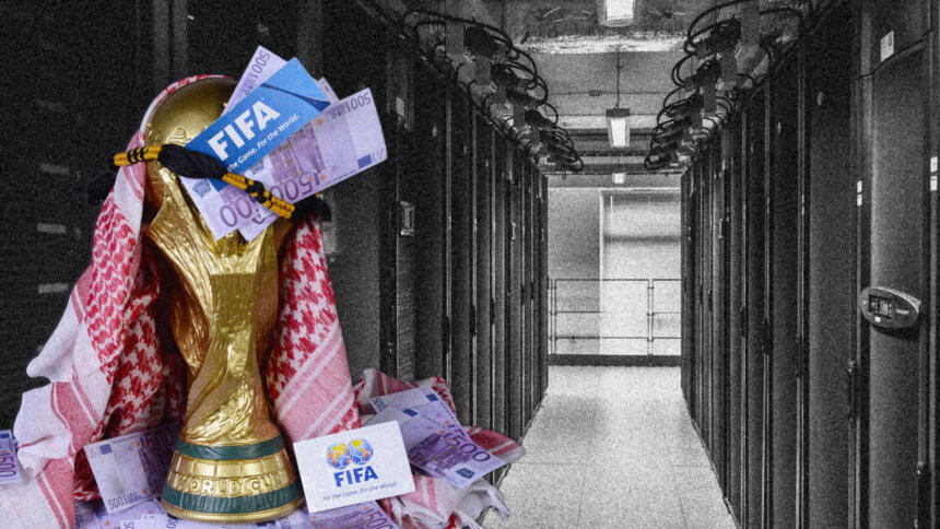 Links sieht man einen WM-Pokal mit Geldscheinen und einem Schild mit der Aufschrift FIFA. Im Hintergrund sieht man einen Serverraum.