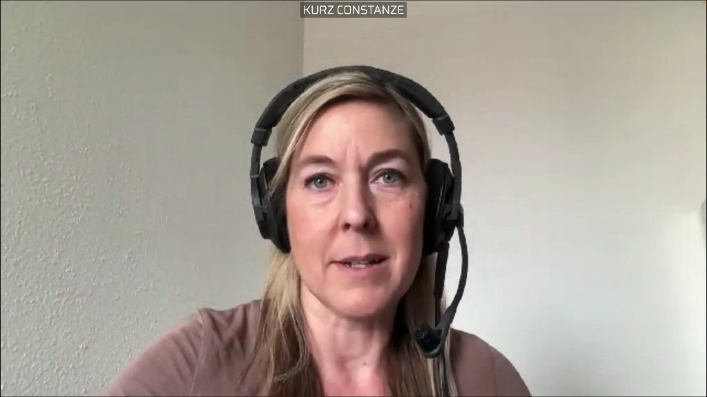 Constanze Kurz spricht remote vor dem PEGA-Untersuchungsausschuss, sie trägt Kopfhörer.