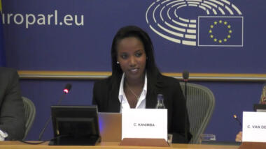 Carine Kanimba, Tochter des ruandischen Inhaftierten Paul Rusesabagina und selbst Opfer von Pegasus, spricht vor dem Staatstrojaner-Ausschuss.