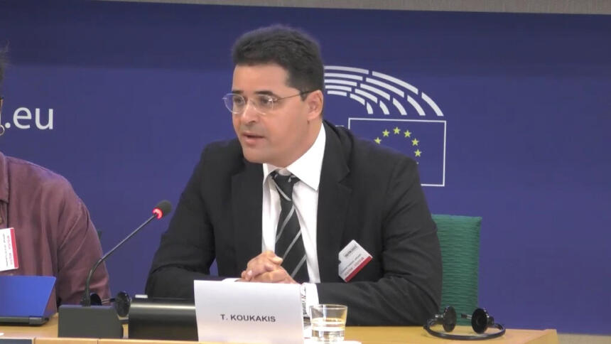 Thanasis Koukakis, griechischer Journalist, der Opfer der Spionagesoftware Predator geworden ist, spricht vor den Mitgliedern des PEGA-Untersuchungsausschusses.