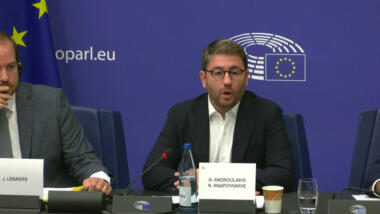 Nikos Androulakis spricht vor dem PEGA-Untersuchungsausschuss, links von ihm ist der Vorsitzende Jeroen Lenaers halb im Bild.