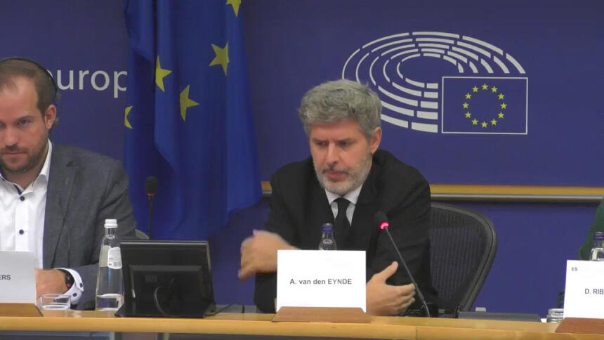 Andreu van den Eynde, Anwalt, spricht vor dem PEGA-Untersuchungsausschuss des Europäischen Parlaments.