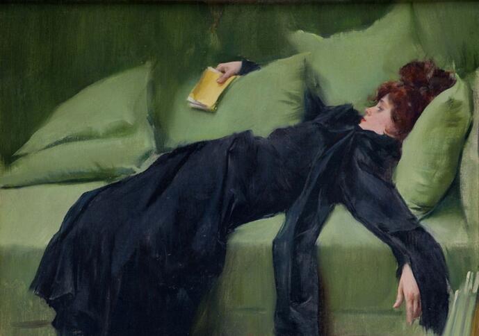 Frau auf grünem Sofa