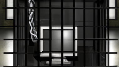 Ein Computer hinter Gittern.