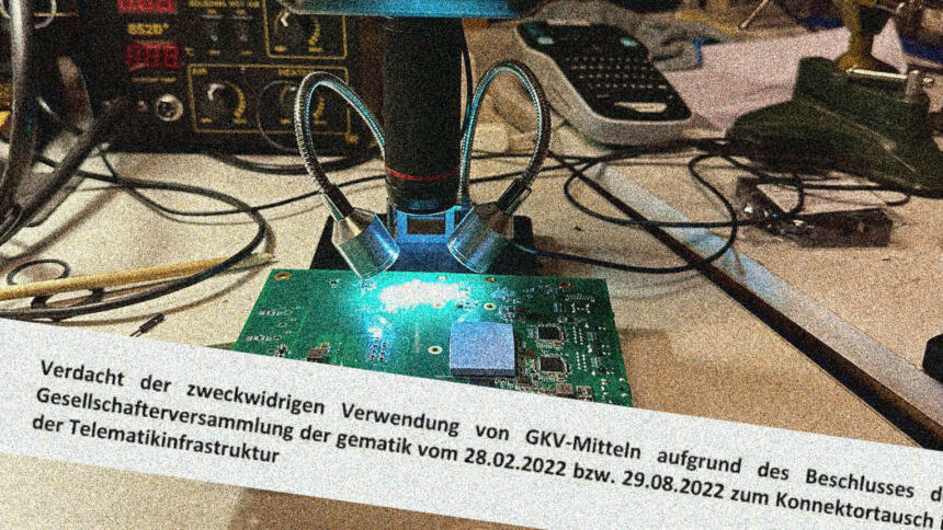 Eine Festplatte wird von zwei Schreibtischlampen beleuchtet, darüber ein Screenshot der Anzeige der Verbände.