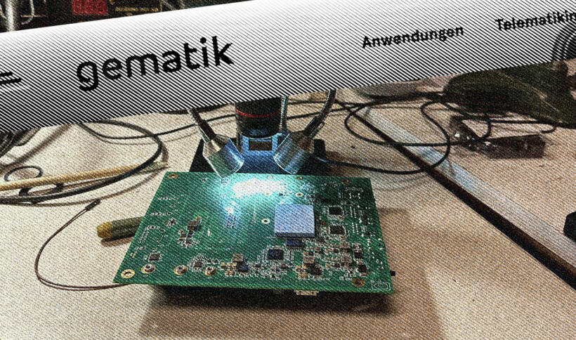 Der Konnektor von CGM auf einem Schreibtisch, zwei Lampen darauf gerichtet, darüber Schriftzug von Webseite der Gematik.