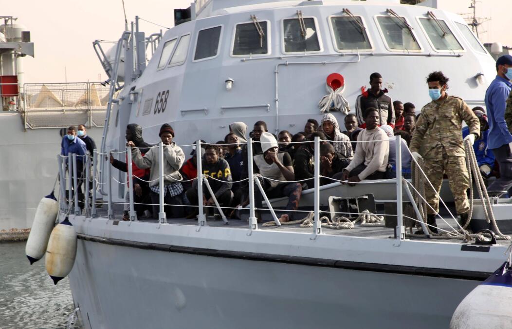 Migrant*innen auf einem Boot der libyschen Küstenwache