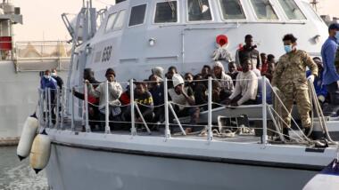 Migrant*innen auf einem Boot der libyschen Küstenwache
