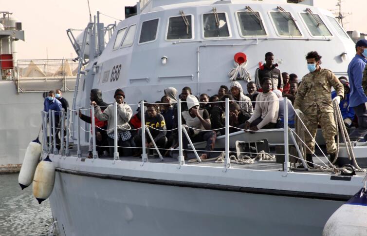 Migrant*innen auf einem Boot der libyschen Küstenwache