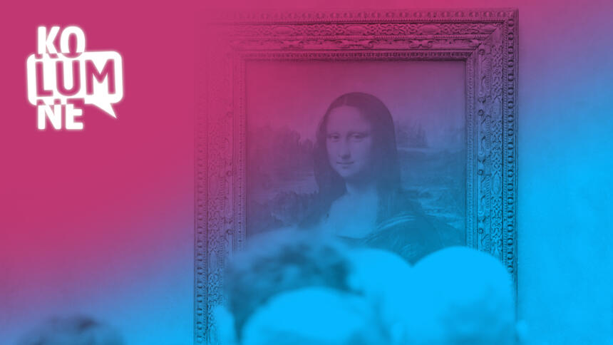 Menschen schauen sich im Louvre dichtgedrängt das Gemälde Mona Lisa an