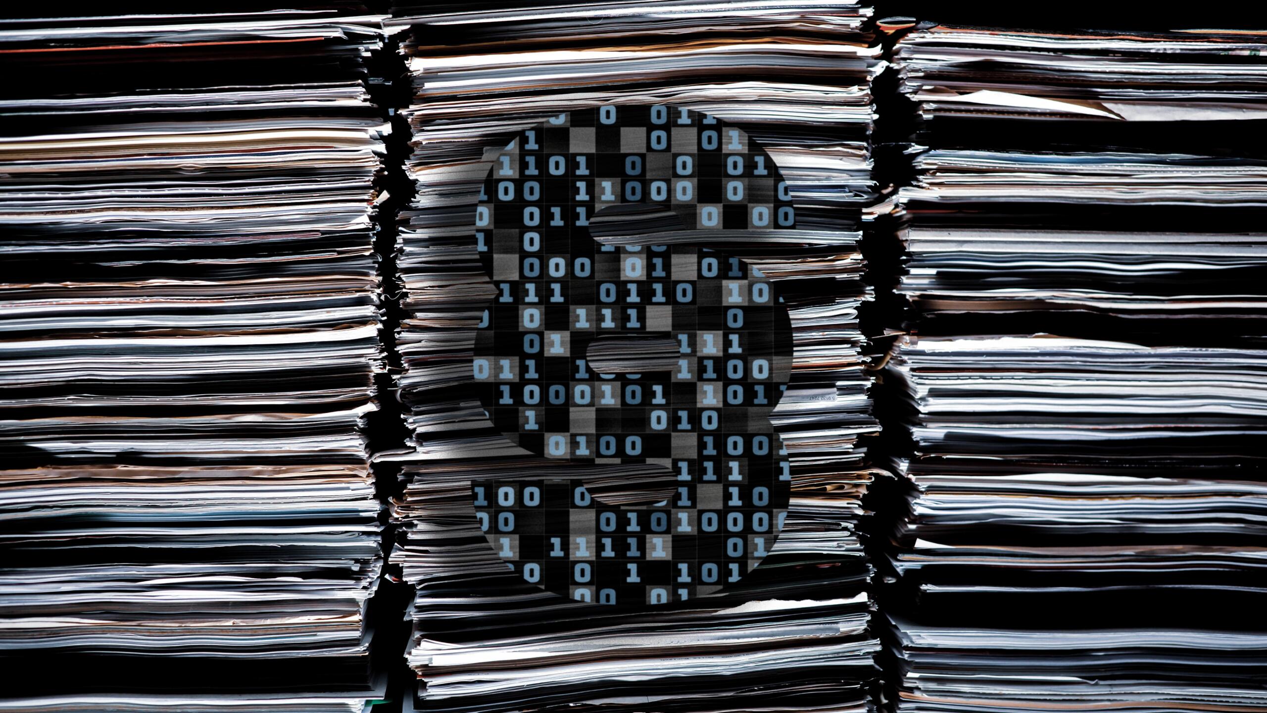 Paragrafen-Zeichen aus Einsen und Nullen vor Aktenstapeln