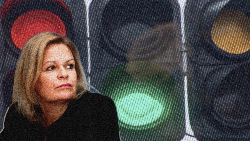 Innenministerin Nancy Faeser in schwarzem Blazer vor einem Hintergrund, der drei Ampeln zeigt die zugleich auf rot, grün und gelb stehen.