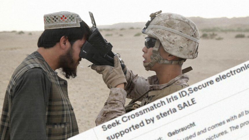 Ein US-Soldat benutzt ein biometrisches Erfassungs- und Überprüfungsgerät während eines Einsatzes in der Provinz Helmand, Afghanistan.
