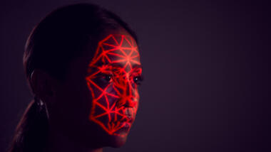 Frau mit roter Gesichtsbiometrie im Gesicht