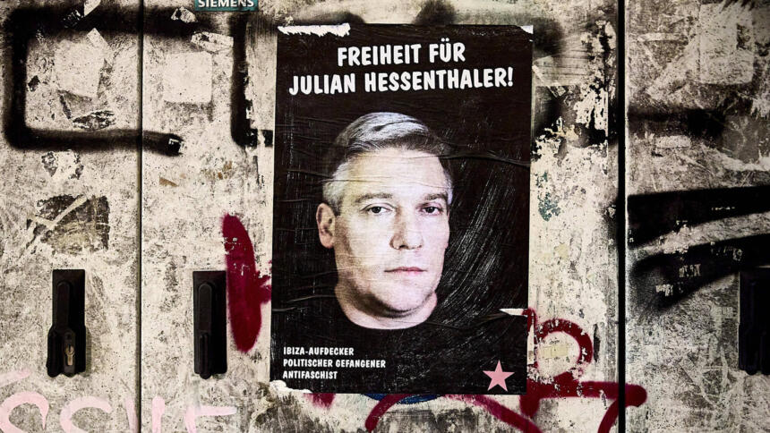Schwarzes Plakat mit Foto eines Mannes, Aufschrift: "Freiheit für Julian Hessenthaler!"